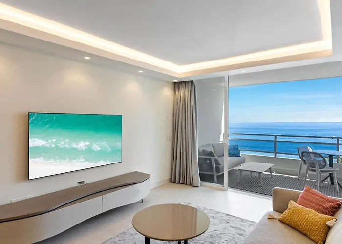Fully Renovated Frontline Flat