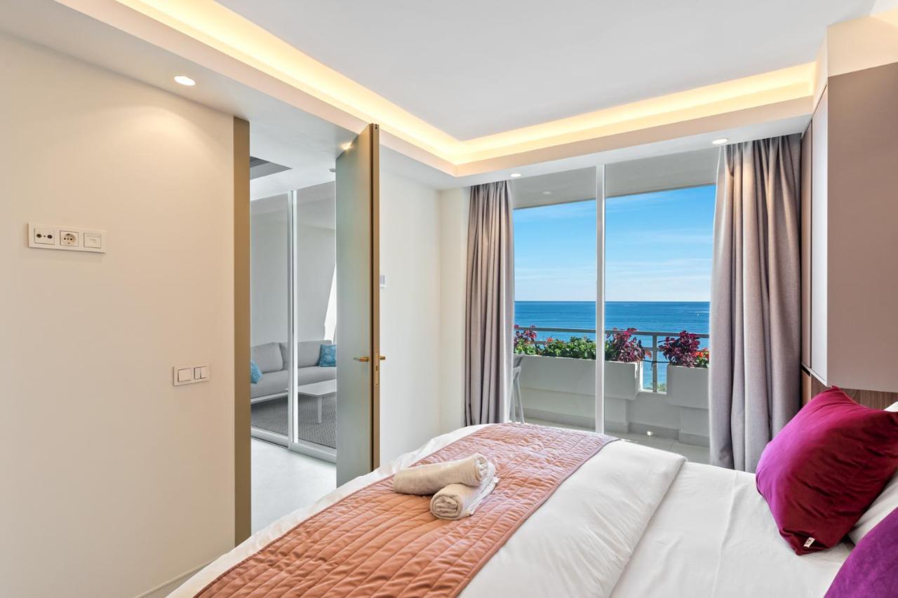 Fully Renovated Frontline Flat *