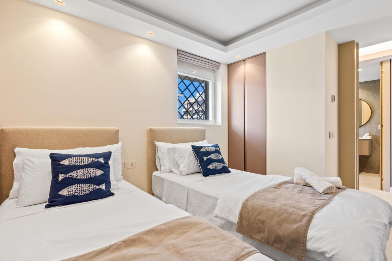 Fully Renovated Frontline Flat *